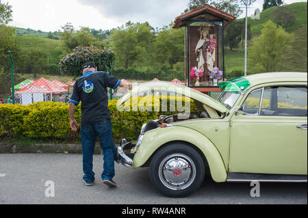 Donmatias, Antioquia. Kolumbien: Oldtimer Parade. Estadio Bicentenario. Stockfoto