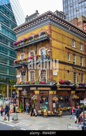 London, Großbritannien - 3. August 2015: Historische Fassade eines Wohnhauses in London, UK, mit einer wunderschön gestalteten Shop im Erdgeschoss Stockfoto