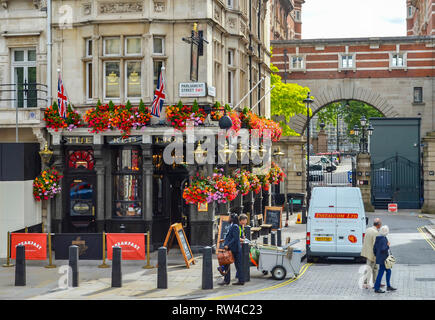 London, Großbritannien - 3. August 2015: Historische Fassade eines Wohnhauses in London, UK, mit einer wunderschön gestalteten Shop im Erdgeschoss Stockfoto