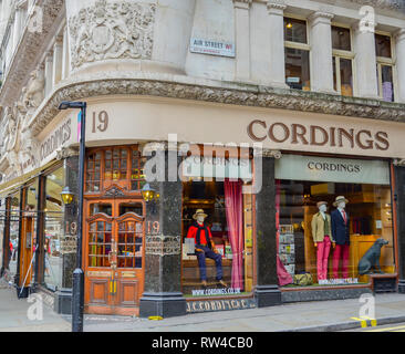 London, Großbritannien - 3. August 2015: Historische Fassade eines Wohnhauses in London, UK, mit einer wunderschön gestalteten Shop im Erdgeschoss Stockfoto