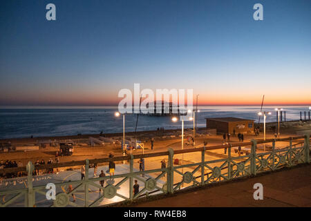 Schöne Aussicht über Brighton Beach am Abend - Brighton, Großbritannien - 27 Februar, 2019 Stockfoto