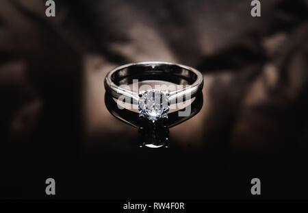 Ring auf der schwarzen Spiegelfläche Stockfoto