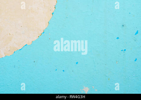 Peeling blaue Aquamarine Farbe Farbe von der Wand. Shattered Gips Hintergrund Stockfoto