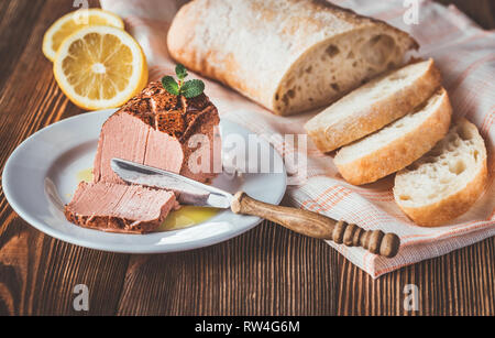 Huhn Leber Pastete mit Ciabatta auf die weiße Platte Stockfoto