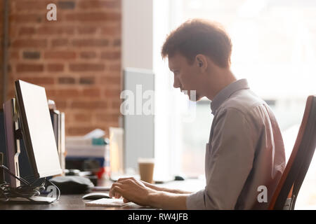 Ernsthafte konzentriert Geschäftsmanns, der Sie auf dem Computer im Büro Schreibtisch Stockfoto