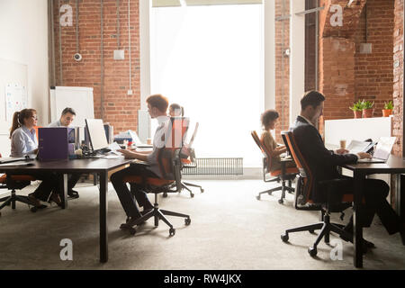 Business Team Mitarbeiter arbeiten an Computern in der modernen coworking Enterprise Stockfoto