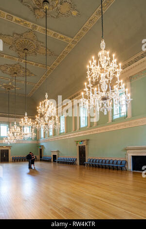 Prächtige Kronleuchter aus Glas und poliertem Fußboden im Festsaal des Assembly Rooms in Badewanne, N.E. Somerset, England, Großbritannien Stockfoto