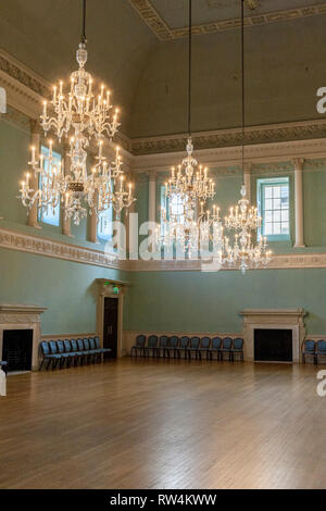 Prächtige Kronleuchter aus Glas und poliertem Fußboden im Festsaal des Assembly Rooms in Badewanne, N.E. Somerset, England, Großbritannien Stockfoto