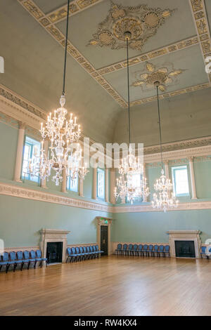 Prächtige Kronleuchter aus Glas und poliertem Fußboden im Festsaal des Assembly Rooms in Badewanne, N.E. Somerset, England, Großbritannien Stockfoto