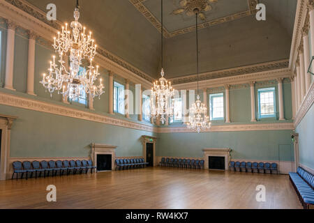 Prächtige Kronleuchter aus Glas und poliertem Fußboden im Festsaal des Assembly Rooms in Badewanne, N.E. Somerset, England, Großbritannien Stockfoto