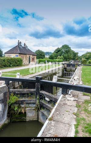 Die wiederhergestellten Widcombe Schlösser an den Kennet and Avon Canal in der Badewanne, N.E. Somerset, England, Großbritannien Stockfoto