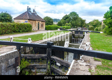 Die wiederhergestellten Widcombe Schlösser an den Kennet and Avon Canal in der Badewanne, N.E. Somerset, England, Großbritannien Stockfoto