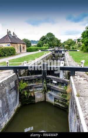 Die wiederhergestellten Widcombe Schlösser an den Kennet and Avon Canal in der Badewanne, N.E. Somerset, England, Großbritannien Stockfoto