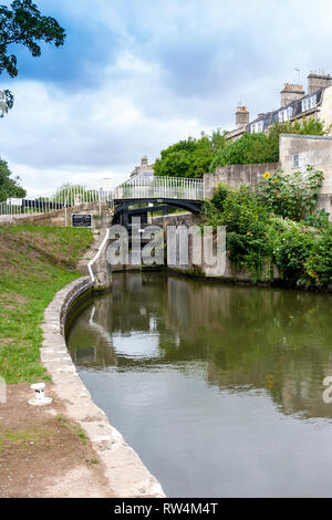 Die wiederhergestellten Widcombe Schlösser an den Kennet and Avon Canal in der Badewanne, N.E. Somerset, England, Großbritannien Stockfoto