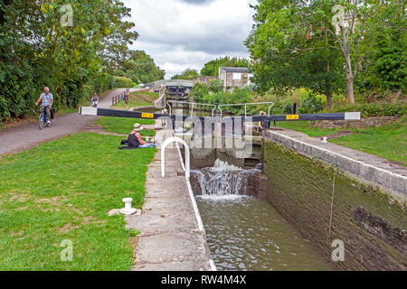 Die wiederhergestellten Widcombe Schlösser an den Kennet and Avon Canal in der Badewanne, N.E. Somerset, England, Großbritannien Stockfoto