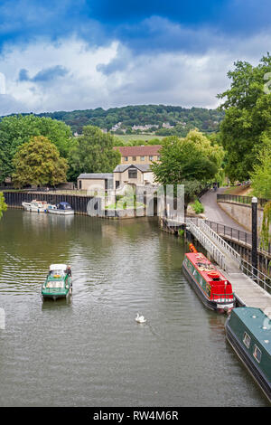 Der Punkt, an dem die Kennet and Avon Canal den Fluss Avon verbindet ist unter der Brücke in diesem Bild, Badewanne, N.E. Somerset, England, Großbritannien Stockfoto