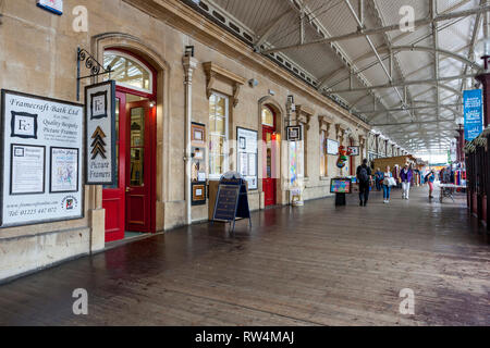 Der ehemalige Bahnhof Green Park mit seiner beeindruckenden Glasdach ist jetzt ein Parkplatz mit umliegenden Geschäften, Badewanne, N.E. Somerset, England, Großbritannien Stockfoto