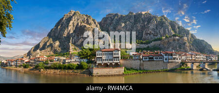 Amasya osmanische Villen an den Ufern des Flusses Yeşilırmak, unterhalb der pontischen Königlichen Felsengräber und Mountain Top alte Zitadelle bei Sonnenaufgang, Turke Stockfoto