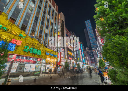 Kabukicho, Shinjuku, Tokyo, Japan - 20 November, 2017: Bunte Straße und Anschlagtafeln. Bewegung verwischt Menschen vorbei an Geschäften rund um Yakusuni Stockfoto