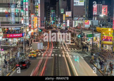 Shinjuku, Tokyo, Japan - November, 2017: bunte Straße, Neon Plakate, Auto Wanderwege und Bewegung verwischt Menschen vorbei an Geschäften rund um Shinj Stockfoto