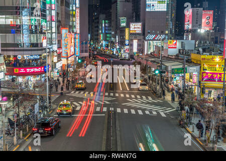 Shinjuku, Tokyo, Japan - November, 2017: bunte Straße, Neon Plakate, Auto Wanderwege und Bewegung verwischt Menschen vorbei an Geschäften rund um Shinj Stockfoto