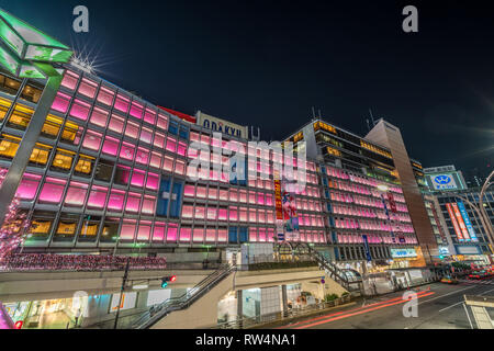 Shinjuku, Tokyo, Japan - November, 2017: Weihnachten Dekoration an der Odakyu Shopping Mall in der Nähe von Bahnhof Shinjuku bei Nacht. Stockfoto