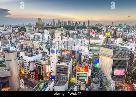 Tokio, Japan Skyline der Stadt über Shibuya Ward mit dem Shinjuku Station Skyline in der Ferne. Stockfoto