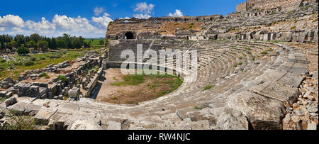 Griechische Theater umgebaut in 225-200 BC&wieder in 175 BC, 68 AD und 299 AD zu einer Breite von 139,8 Meter mit Platz für 18.500 Menschen. Milet archäologischen Sitzen Stockfoto