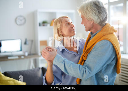 Reifes Paar tanzen Stockfoto