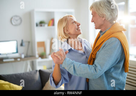 Reifes Paar tanzen zu Hause Stockfoto