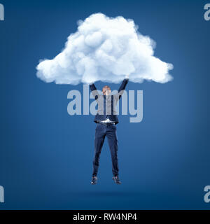 Geschäftsmann hängen in der Luft halten weiße Wolke mit beiden Händen Stockfoto