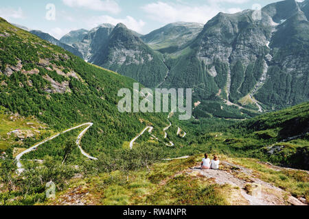 Genießen Sie die Sicht bei Utsikten ist einer der Punkte, die einen schönen Blick auf die Landschaft entlang der Gaularfjellet National Scenic Route in Norwegen bieten Stockfoto