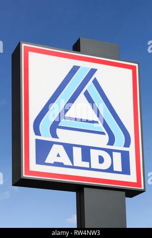 Viby, Dänemark - Oktober 7, 2018: Aldi Logo auf einer Stange. Aldi ist einer der weltweit führenden Discounter Kette mit über 9 000 Filialen in 18 Ländern Stockfoto