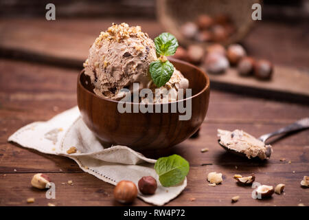 Frische haselnuss Eis auf Holzplatte Nahaufnahme Stockfoto