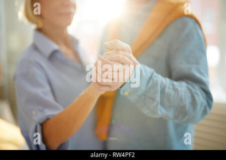 Liebevolle Senior Paar tanzen Stockfoto