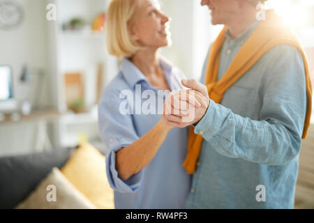 Senior Paar tanzen im Sonnenlicht Stockfoto