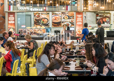 Singapur - Januar 28, 2019: - die Menschen haben ihre Mahlzeit aus verschiedenen Fast-Food-Ketten auf einem Food Court im Shoppes in Marina Bay Sands in Singapo Stockfoto