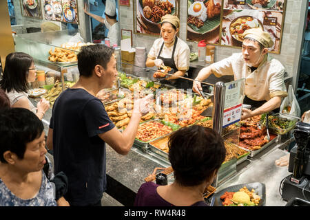 Singapur - Januar 28, 2019: - Kunden kaufen zubereitete Mahlzeit auf einem Food Court im Shoppes in Marina Bay Sands in Singapur Stockfoto