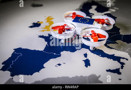 Mini Drohne über eine EU-Karte fliegen. Europäische Regeln für die drohne Antenne aircraft Rechts konzept Stockfoto