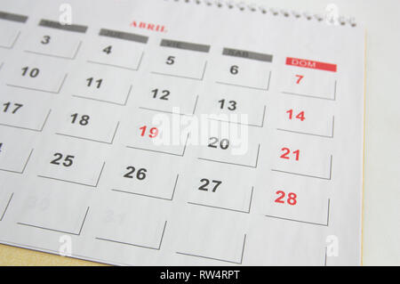 Kalender für den Monat April auf einem Tisch mit einigen Tagen in rot, um anzuzeigen, dass Sie sind Ferien für die Heilige Woche Stockfoto