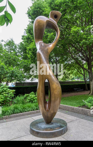 Große innere Form von Henry Moore. Bronze, 1983. Stockfoto