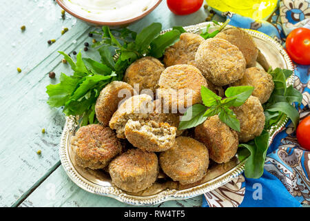 Im Nahen und Mittleren Osten oder arabische Gerichte. Frische vegetarische Falafel. Mung Falafel mit Knoblauch Joghurt Soße auf Holztisch. Kopieren Sie Platz. Stockfoto