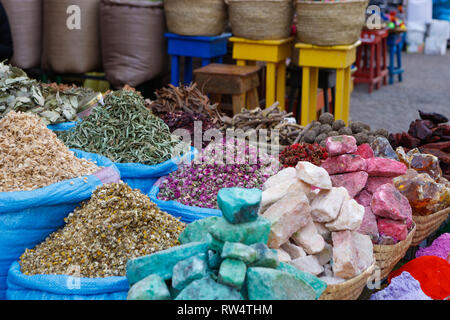 Auswahl an farbenfrohen, Kräutern, Gewürzen, Seifen und andere handwerkliche Erzeugnisse verkauft werden, in den Souks der Medina von Marrakesch (Marrakesch, Marokko, Afrika) Stockfoto