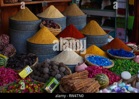 Auswahl an farbenfrohen, Kräutern, Gewürzen, Seifen und andere handwerkliche Erzeugnisse verkauft werden, in den Souks der Medina von Marrakesch (Marrakesch, Marokko, Afrika) Stockfoto