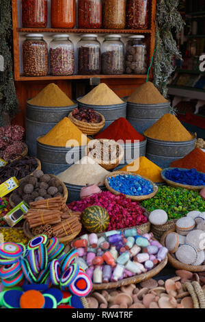 Auswahl an farbenfrohen, Kräutern, Gewürzen, Seifen und andere handwerkliche Erzeugnisse verkauft werden, in den Souks der Medina von Marrakesch (Marrakesch, Marokko, Afrika) Stockfoto