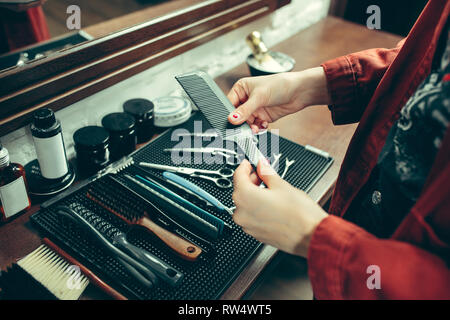 Barbershop. Weibliche Friseur im Salon. Gleichstellung von Frauen und Männern. Frau in der männlichen Beruf. Die Hände schließen nach oben Stockfoto