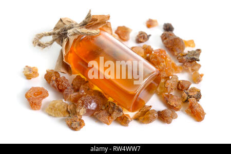 Myrrhe ist ein natürliches Gummi oder Harz extrahiert aus einer Reihe von kleinen, dornigen Baum Arten der Gattung Commiphora isoliert auf Weiss, Stockfoto