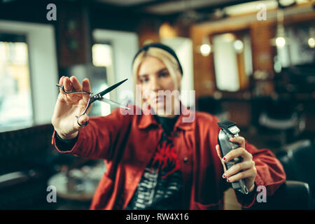 Barbershop. Weibliche Friseur im Salon. Gleichstellung von Frauen und Männern. Frau in der männlichen Beruf. Die Hände schließen nach oben Stockfoto