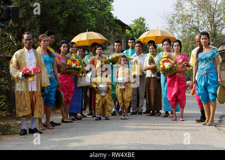 Gäste einer kambodschanischen Hochzeit gehen auf die Straße Stockfoto