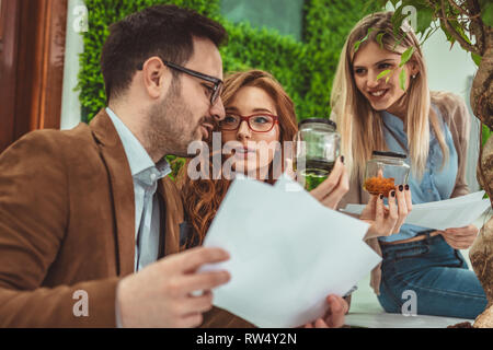 Team von Biologen der Universität ist, Experiment und die Erforschung neuer Methoden der Pflanzenzüchtung. Stockfoto